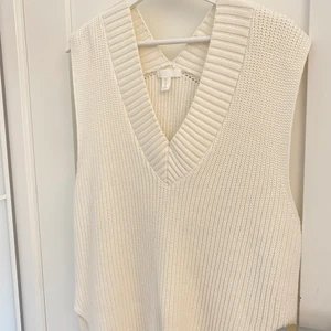 Oversized stickad väst från H&m - Vit fin kabelstickad väst från H&m. Storleken är XS men den är väldigt stor i storleken därav en oversized modell. Väldigt bra skick, köparen står för frakten som tillkommer på priset. 💝💓💓💖
