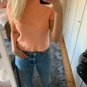Orange tröja!💖 - Säljer denna fina ribbade tröja från Hm! Storlek L men modellen på tröjan är väldigt liten! Nypris ca 300💖Köparen står för frakt😊