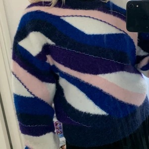 And other stories stickad tröja - Säljer en stickad tröja från &other stories!💕 300kr med frakt! (spegeln är lite smutsig). Köptes för ca 900kr