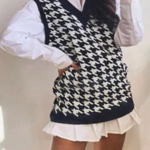 Stickat väst  - Stickad väst från Zara, köpt för 350. Är storlek S-M men passar även L beroende på hur man vill att den ska sitta. Har använt en gång. Säljer för 250, budgivning om flera är intresserade. 