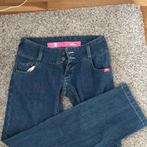 Lågmidjade jeans  - Säljer ett par lågmidjade Jeans! Dem är wida i benen och lite baggy! Midjemått är 82 cm och längden är bra på mig som är 172