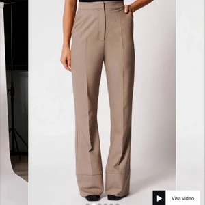 Kostymbyxor Hanna Schönberg x NA-KD - Helt oanvända kostymbyxor i fin brun/beige färg.
