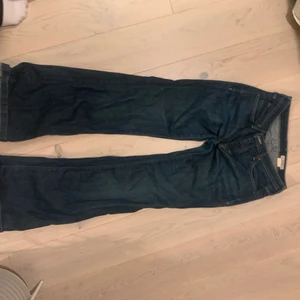 Y2k low Rise flared jeans  - Säljer dessa assnygga low Rise/mig Rise flared jeans då dem inte kommer till användning lite slitna där nere har också vikt upp Jeansen men skulle passa nån upp till 160 typ 