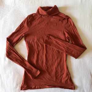 polotröja🎃 - polotröja från lindex i finaste orangea färgen🍂 i bomull. perfekta basic-plagget att ha under en tjocktröja eller skjorta nu när det börjar bli kallare. strl XS.  Kan skicka fler bilder eller mått vid begäran. Om fler är intresserade blir det budgivning. Kolla gärna in mina andra annonser, samfraktar gärna🐅