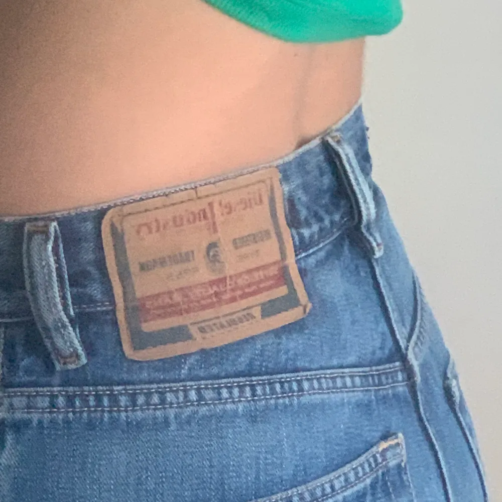 Snygga lågmidjade blåa jeans från Diesel basic. Går inte att köpa längre, ett hål i ena knät och i en perfekt längd. Sitter bra på mig som är 167 cm lång.. Jeans & Byxor.