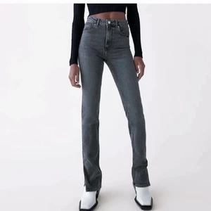 Gråa zara jeans - Gråa zara jeans med slits i st 32. Bilderna är lånade från Zaras egna hemsida. Skriv privat för egna bilder!💕❌gjorde annonsen till en budgivning för det blev för omständigt att skriva privat❌det senaste buden som skrevs var 160kr och budet skrevs privat. 