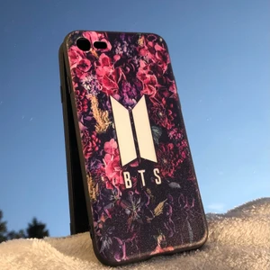 Bts mobilskal - Bts mobilskal aldrig använd. Böjbar plast. Passar iPhone 8. Priset är diskuterbart. Hör gärna av dig vid frågor. 