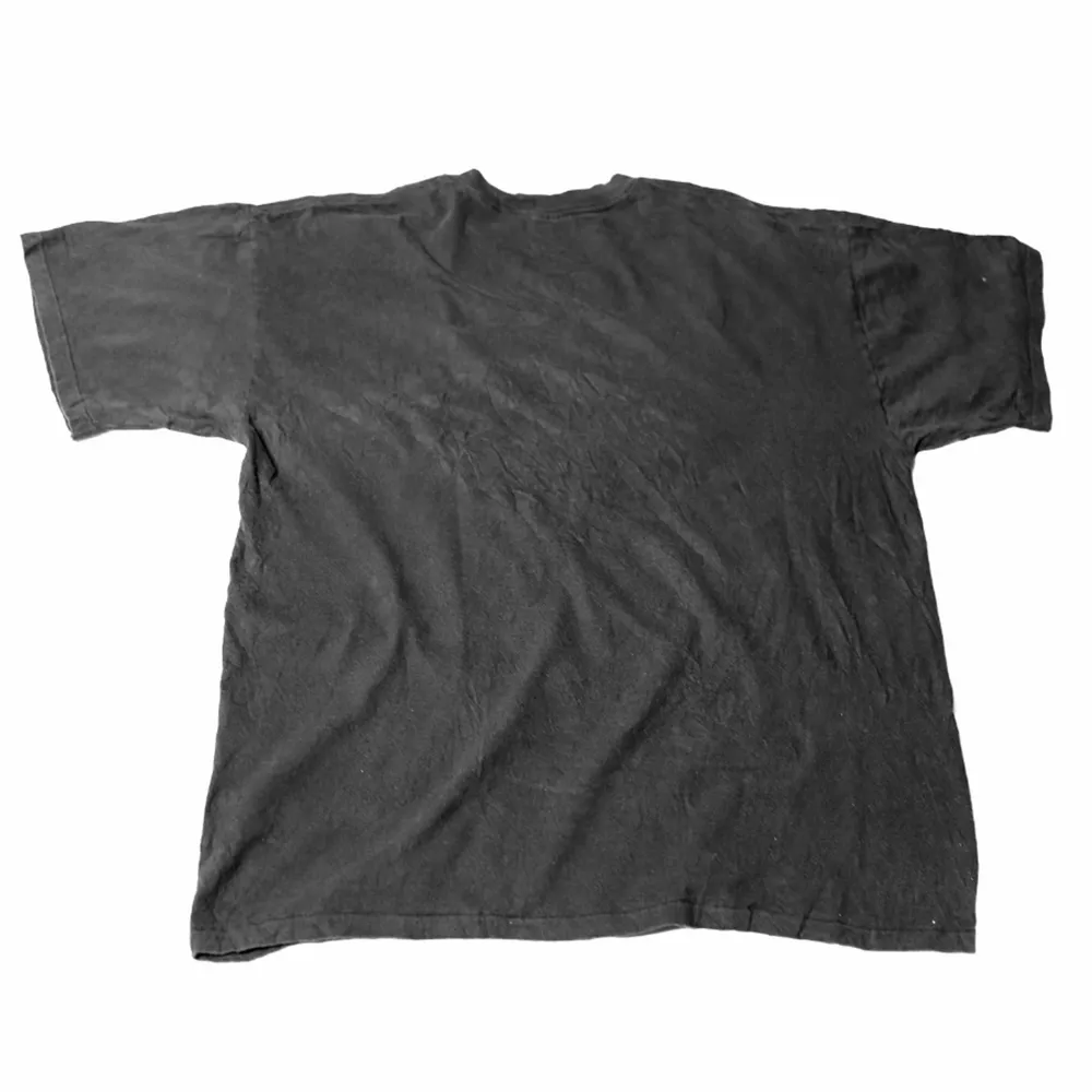 En sjukt Nice mörkgrå tröja som är från ett stort college i USA. Har ett fett tryck som är över nästan hela framsidan och ger lite kontrast. Är perfekt för dig som gillar late 90’s college viben. Ha den som oversized för full effekt! Thriftad i Ohio.. T-shirts.