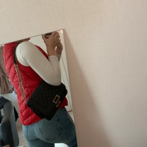 Väska - Väska som inte längre kommer till användning, köpt för 200 om jag minns rätt. Lite missfärgning på silvret visas på bilden