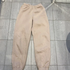 Mjukisbyxor  - Säljer ett par jättefina beiga mjukisbyxor från Gina tricot! Har inte använt dom så många gånger! Frakten ingår