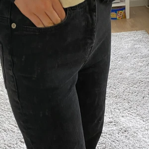 Jeans - Svarta straight jeans. Sparsamt använda och är super skick💞det är bara att fråga om det skulle vara några frågor💞💞