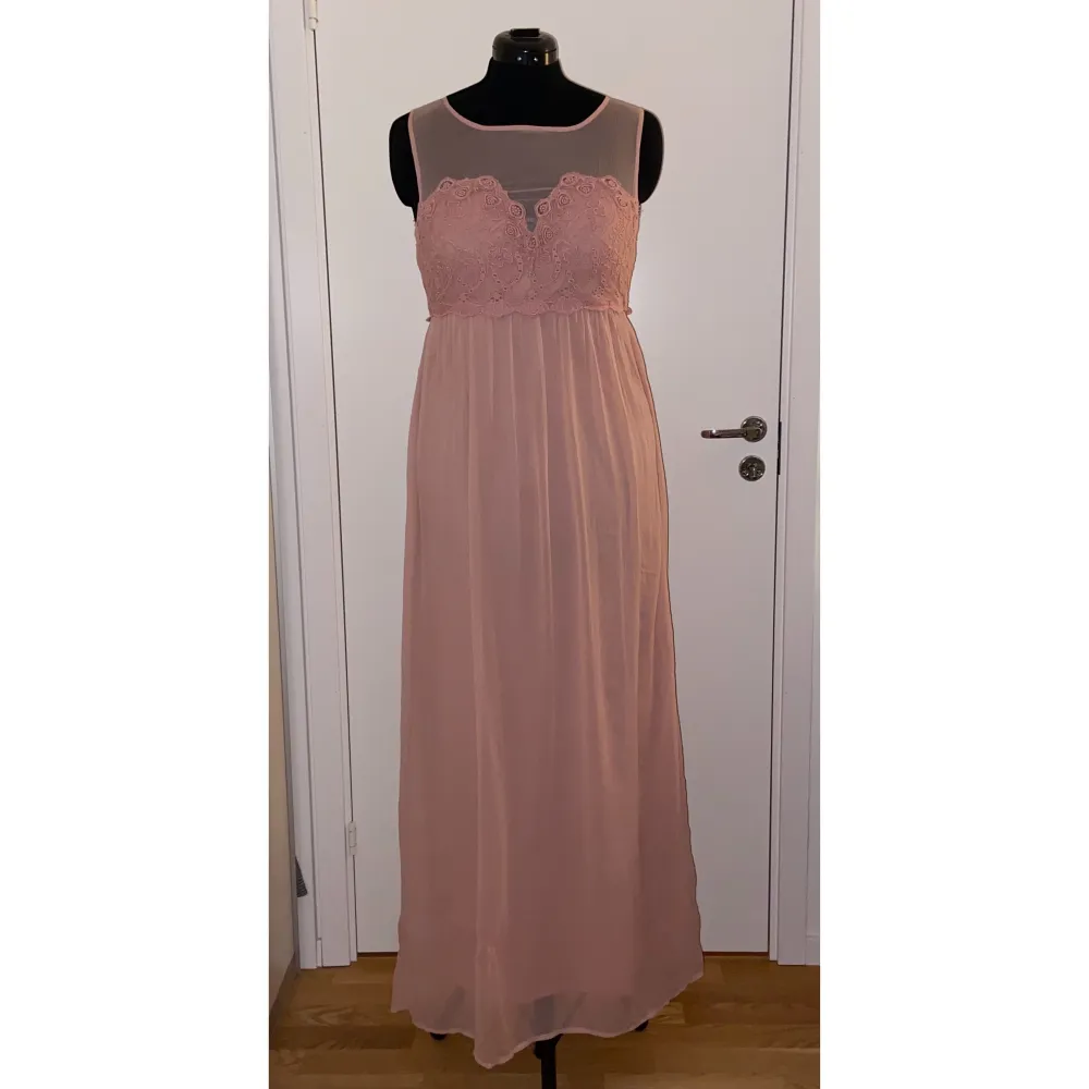 Rosa spets balklänning från Vila med knapp och dragkedja bak, aldrig använd. Köptes för 800kr.. Klänningar.