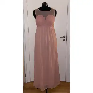 Rosa spets balklänning från Vila med knapp och dragkedja bak, aldrig använd. Köptes för 800kr.