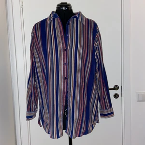 Randig Manchester Skjorta - Randig oversized manchester skjorta köpt på second hand