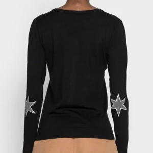 Kofta med stjärnor  - Finns kvar köp direkt för 270kr. Säljer denna fina kofta från culture som jag köpte för ett tag sen men som inte riktigt faller mig i smaken. Den är endast använd en gång så inga defekter samt mycket gott skick. Nypris var 400kr! Skriv vid frågor eller funderingar ❤️‍🔥 köp direkt 270kr! Fråga innan ni använder mina bilder