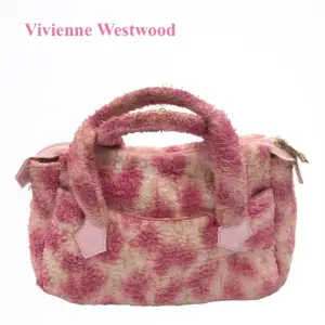 Vivienne Westwood Y2K Fluffy Pink Bag, Bra skick, Y2K, Rätt så sällsynt, Öppen för alla bud
