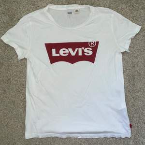 Säljer denna Levi’s tröja då jag ej använder den så mycket längre. Nypris ca 299kr. Köparen står för pris + frakt💞