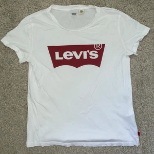 Levi’s t-shirt - Säljer denna Levi’s tröja då jag ej använder den så mycket längre. Nypris ca 299kr. Köparen står för pris + frakt💞