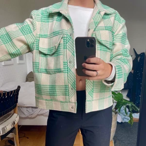 Jacka - Jättefin jacka som är perfekt till hösten!! Materialet är rejält och den är ganska varm. Den är från Gina och är i storlek M, jag är en S så den är lite overzised på mig. Nypris 800kr💚💚