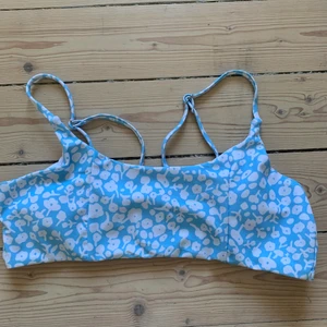 Blå bikini - Säljer denna söta bikini toppen som är från SHEIN i stolek S