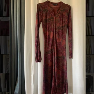 Klänning från French Connection - Vadlång klänning i snyggt mönster. Knappar hela vägen, kan bäras knäppt eller öppen som en tunn kappa. Storlek är Small, men smal över höfterna så snarare XS. Perfekt skick! 