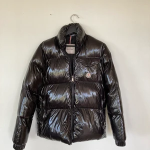 Moncler jacka  - Oklart om den är äkta , där av priset. Skulle säga att de är en M. Men man kan ha den om man är en S också. Köpt här på Plick. 