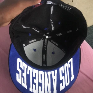 Fitted keps  - Har inte använt den en gång pga av att den är för stor för mig och jag säljer den för bra pris storleken är60.6. 7 5/8 skriv om du vill köpa tar också emot swish