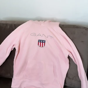 Gant hoodie  - En hoodie som varit populär riktigt länge är denna hetingen, har flera i olika färger men säljer denna för har två likadana i rosa. Hoodien kostade 799 kr när jag fick den för ett år sedan och den är lila poppis än idag. Jag säljer hoodien för 150 kr. Hoodien är i M men är stor i storleken.