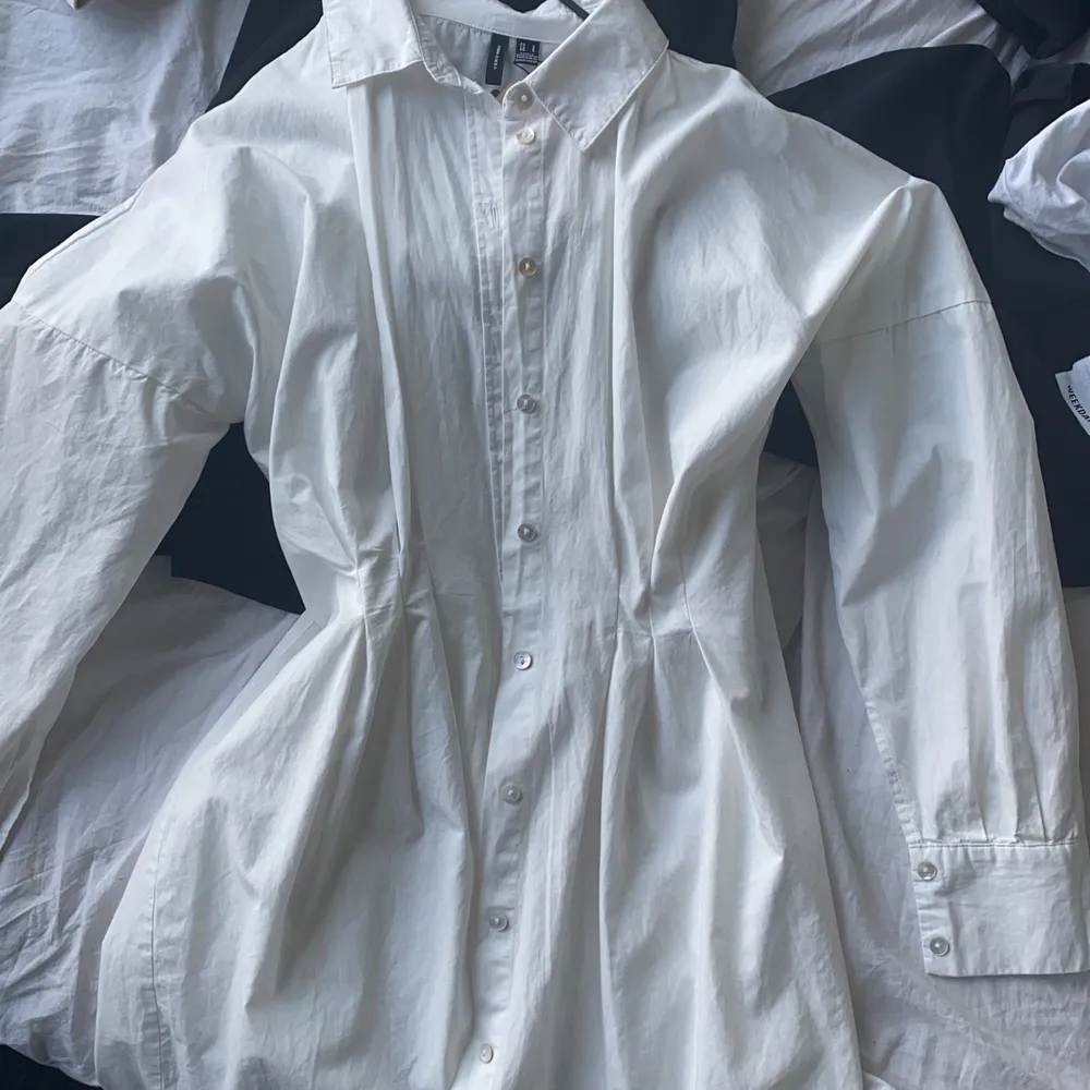 Ny långklänning från veromoda vit med sömmar i midjan. Klänningar.