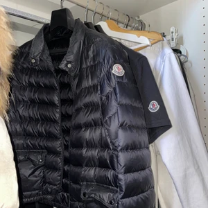 ÄKTA moncler jacka  - Säljer denna då den är för liten för mig nu! Passar S och normal M. Sparsamt men knappt använd. Köpt på Olsens i Malmö för ca 2-3 år sen. Bud från 1400.
