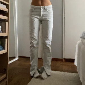 Zara jeans med slits - Säljer dessa zara jeans med slits, lite skrynkliga men stryks innan de skickas. Frakt ingår ej