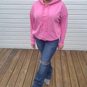 Jättefin rosa hoodie ifrån H&M! Mycket bra skick! Storlek L, (modellen är 154cm och bär S-L). Man väljer själv hur oversize man vill ha. 💕☺️