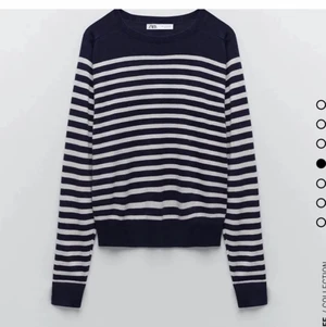 En snygg randig tröja från zara!💕 - En slutsåld populär tröja från zara med vita ränder.