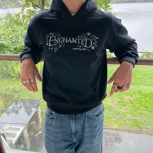 Vintage Enchanted hoodie - Vintage hoodie i bra skick, modellen har vanligen storlek M och vi uppskattar hoodien till storlek S