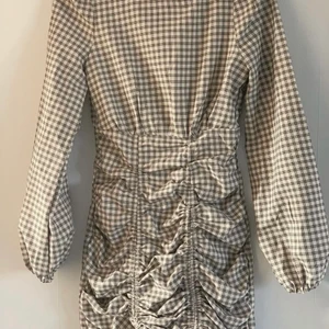 Klänning - Jätte fin klänning från pretty Little thing! Storlek 4, antar att det är xs/s! Aldrig använd och har lapp kvar!🤗 (köparen står för frakten) 