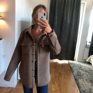 Höstjacka  - Skjortjacka från vila i strl xs, men är något stor i stoleken så passar en s också. Använd ett fåtal gånger så i fint skick 🥰