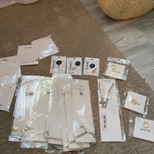 10kr styck!! Smycken - Smycken 10kr styck på allt!! Se mina tidigare annonser för bilder på hur exakt alla smycken ser ut