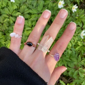 Kristallringar - Hej! Undrar om någon är intresserad av att köpa dessa ringar! Det är 100% äkta kristaller. Jag gör de själv och kan justera till din storlek. Just nu gör jag endast dessa kristaller, men kan utöka om fler blir intresserade!  ps. eftersom stenarna är helt naturliga, förvänta dig att de kommer i olika storlekar och färgstyrka!  Fråga om pris