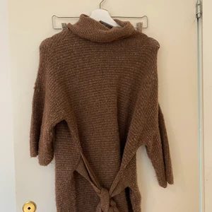 Stickad tröja stl S - Super snygg stickad tröja i stl S med knytning på magen 