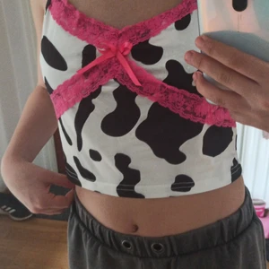 Linne - Linne med ko mönster och rosa spets. storlek s