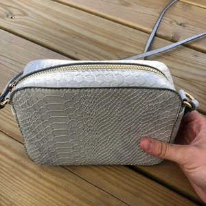 Snakeprint väska  - Jättesnygg liten väska med snakeprint!!