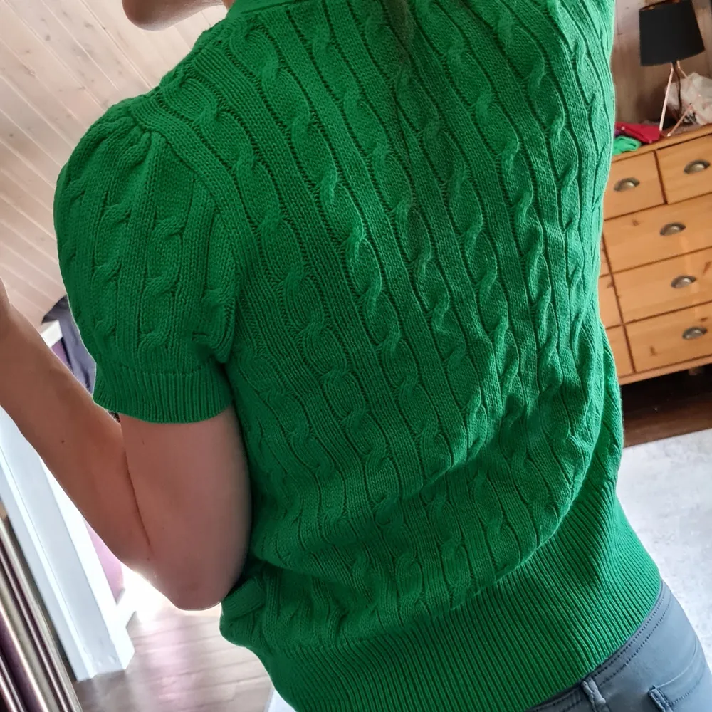 Säljer min Ralph Lauren kofta pga att det inte är min stil och det är bättre att den får komma till ett nytt hem :) Andvänd några gånger, men i fint skick!  💚 skulle säga att den passar både M och S :) . Tröjor & Koftor.