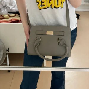 väska  - den är var använd få tal gånger. det är både axel och hand väska. får plats med allt möjligt 