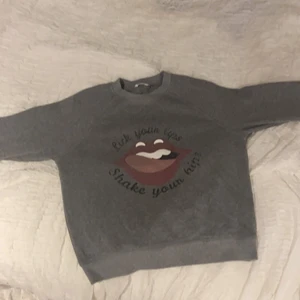 Rebecka minkoff sweatshirt  - Super fin och bekväm sweatshirt från Rebecka minkoff med ett coolt tryck, har endast används ett fåtal gånger;) priset kan diskuteras 🥰