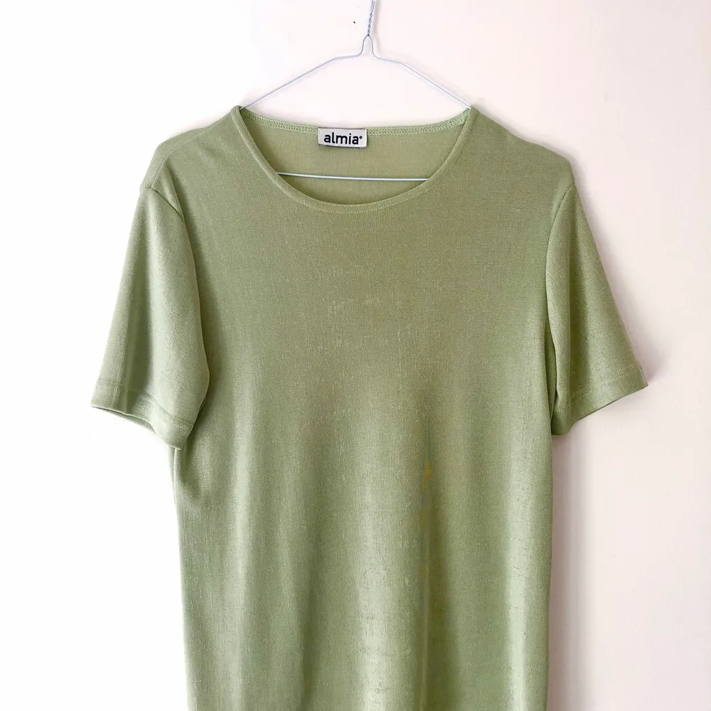 Ljusgrön tshirt i lent ”slinky” tyg! 🌱. T-shirts.