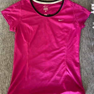Nike sport t-shirt - Helt vanlig nike tränings t-shirt. Fint skick och sitter snyggt!