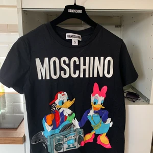 Moschinoxhm  - Säljer denna t-shirt från moschinoxhm kollektionen som är helt oanvänd säljer även sweatshirt i samma