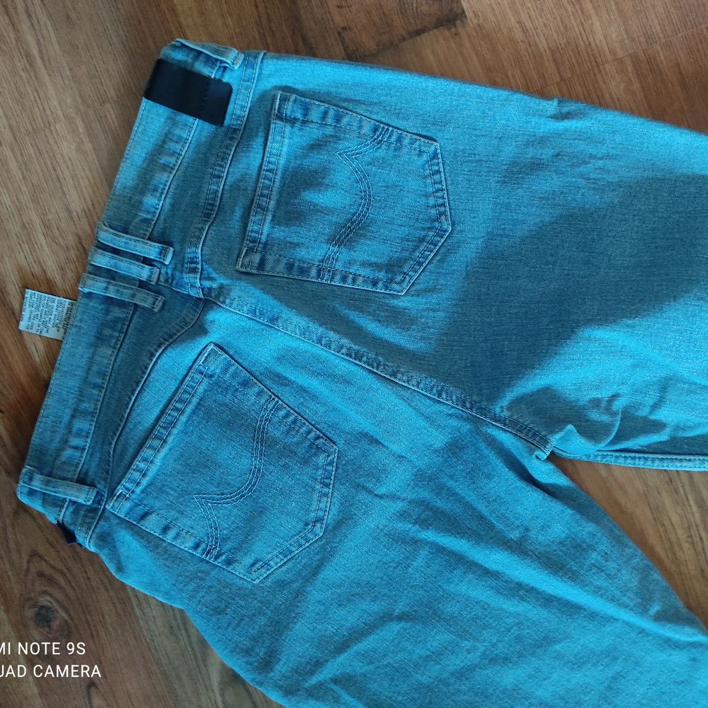 90s jeans 👖 as snygga på! Är köpta second hand men passar ej längre. Man får fina former i den och det är bekvämt tyg. 😍 Älskar den men måste tyvärr sälja. Köparen står för frakt . Jeans & Byxor.