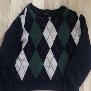 Trendig tröja strl S - En trendig tröja som passar mig som vanligtvis är storlek XS-S. Den är från Shein, köpte för ett tag sen men säljer för att jag knappt har använt den. Kan tvätta den om så önskas!! Ordinarie pris är runt 179. Mitt pris är 100 kronor. OBS köpare står för frakt 💞💞 