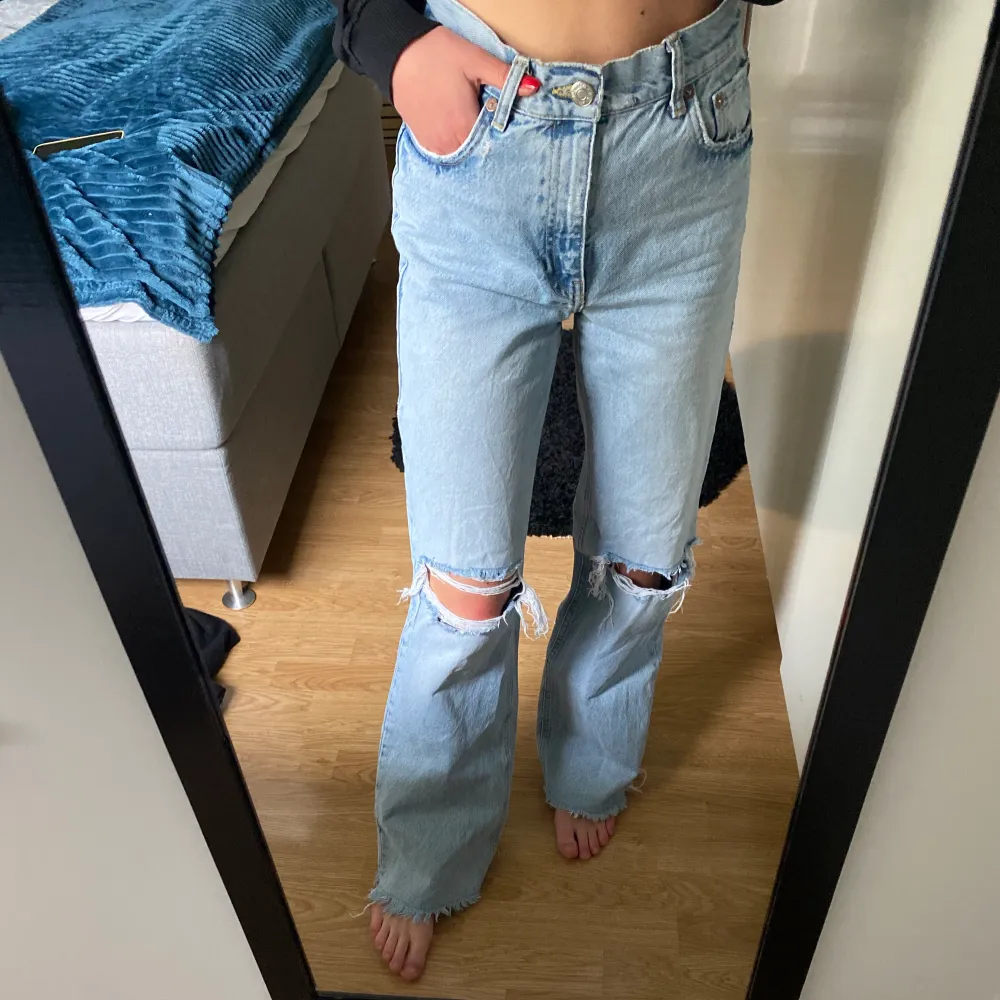 Populära jeans med hög midja och hål på knäna från Zara. Jeans & Byxor.
